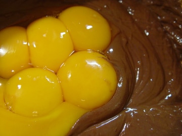 Schwarzwälder Kirschtorte: Eidotter auf der Schokolade