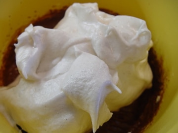 Schwarzwälder Kirschtorte: Eischnee auf dem Schokolade-Butter-Eidotter-Mix