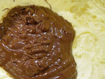 Schwarzwälder Kirschtorte: Schokolade auf dem Butterabtrieb